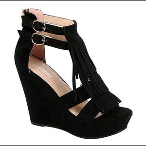 Via Pinky Black Ines Fringe 5inch Wedge